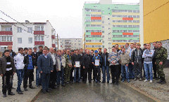 Строителям вручают грамоты и дарят авто